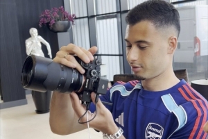 前往新加坡参加季前赛！阿森纳启程前拍摄大合照