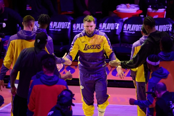 操碎了心~东契奇今夏积极为湖人招募球员 帮助引进了艾顿&斯玛特