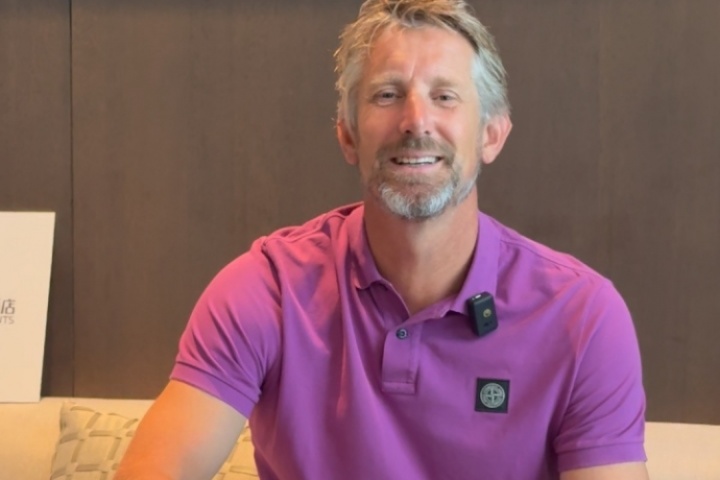 门神！范德萨给吧友们打招呼啦😄：吧友们，大家好！我是范德萨