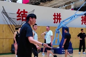 邱彪指导山东男篮训练：有投篮机会不投什么时候投？怎么打球？