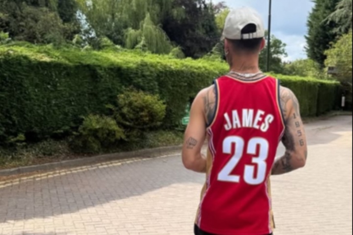 下家仍未定👀安东尼晒照身穿NBA巨星詹姆斯球衣，定位曼彻斯特