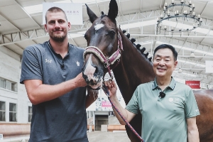 🥰喜欢！约基奇打破次元壁与濮存昕共同撸马&看马眼神都拉丝了
