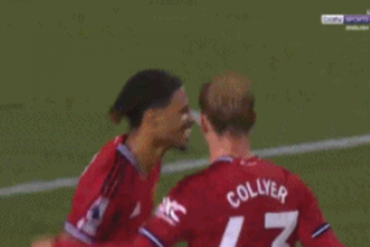 打花了！莱昂带球滑倒，随后小将威廉斯得球破门，曼联4-0领先