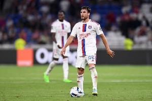 记者：塔利亚菲科与经纪人启程飞往里昂，将与俱乐部签约至2027年