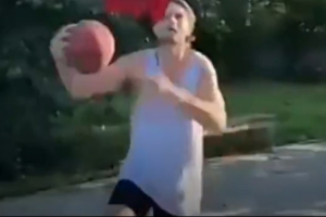 这是约基奇还是杨基奇😂国外网友模仿杨瀚森挡拆顺下单臂炸扣