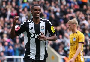 邮报：利物浦对伊萨克的报价约1.1亿镑，纽卡考虑追求沃特金斯