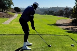 精益求精⛳️詹姆斯晒继续练习高尔夫 打磨挥杆动作🏌🏾