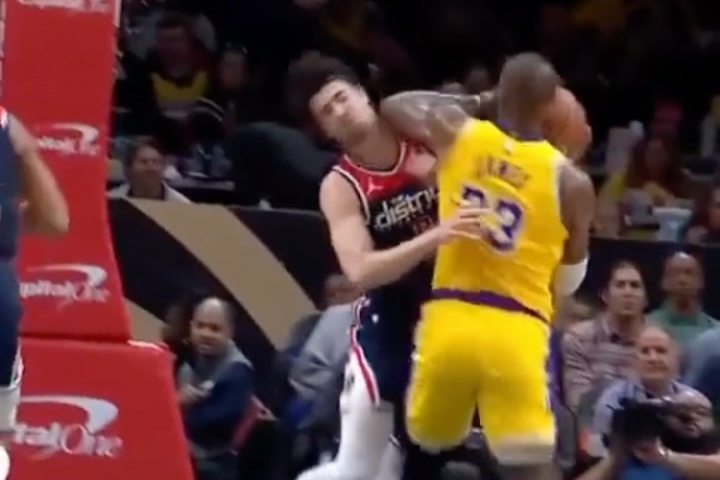 阿夫迪亚谈被肘击：我很尊重老詹 动作是比赛一部分 希望他别在意