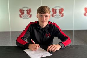 官方：曼联与19岁中场穆尔豪斯续约3+1，将他外租至莱顿东方