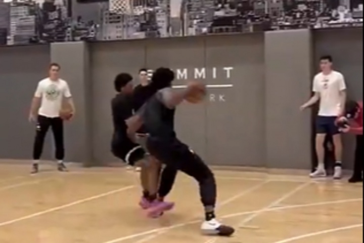 历史级别天赋🔥阿门纽约特训 运球娴熟&多次将防守人撞个趔趄