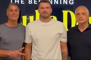 签约➡️合影➡️发布会 湖人官博回顾东契奇提前续约流程