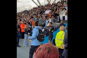 跟队：曼城今日进行公开训练，格拉利什出场时受球迷热烈欢呼