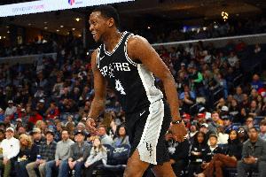 福克斯上季场均23.5分4.8板6.3助 加盟马刺后17场场均19.7分6.8助