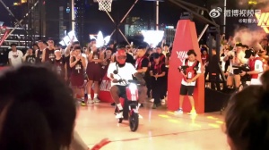 他来了他来了😂哈登中国行骑电动车进场🛵这次头盔戴上了⛑️