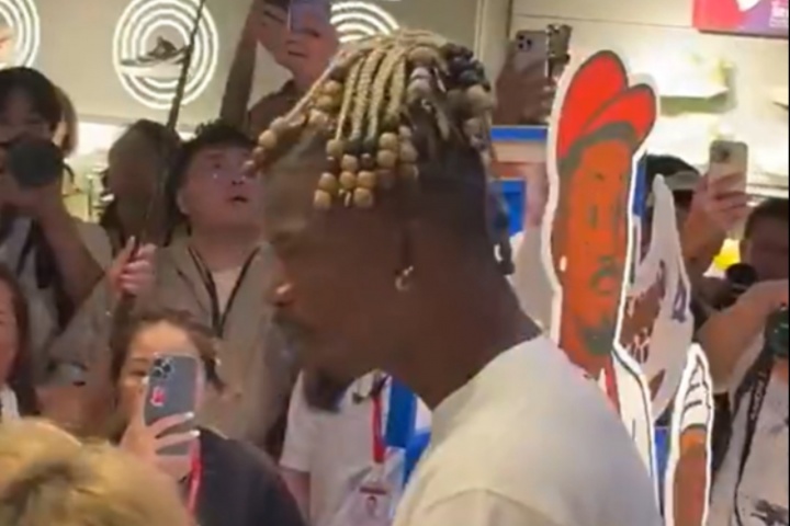 中国行有人喊“希尔德”😂巴特勒反应逗笑全场：法克8D！