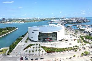 🥵价值数百万！退休警员在热火干保安 偷了400件球衣+纪念品