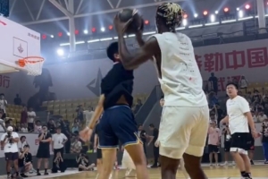 巴特勒和球迷打对抗赛上演三分绝杀🔥 全场高喊“MVP”