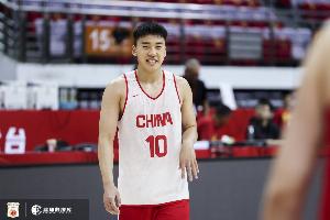 媒体人：男篮半场轻松畅快 进攻高效+防守到位 今天赢个痛快！