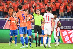 泰山本赛季吃到7张红牌中超第1，近5轮吃3张直红＆连场有队员直红