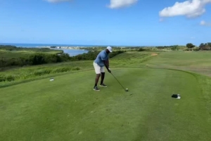 🏝️詹姆斯晒在海岛上练习高尔夫🏌🏾 随后开音响惬意听歌