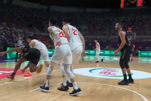 约旦37岁老将塔克绊倒朱俊龙 吃到违体犯规 小朱罚球为中国队破荒