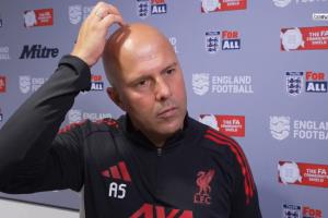 以德报怨！斯洛特：吵闹的人可能不知道默哀，不能说水晶宫不尊重