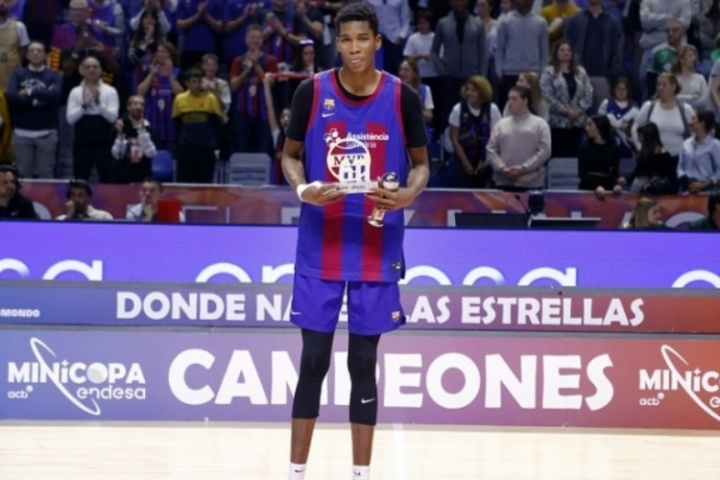 被赞文班字母合体！13岁天才升入巴萨一队 对阵皇马砍22+26&31+19