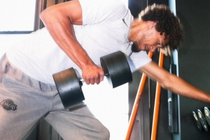 上赛季场均6.8分4.8板！湖人官方晒海斯训练照：休赛期苦练💪