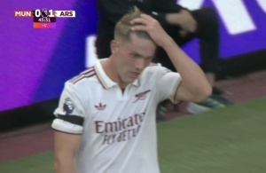 梗来了😅热议约克雷斯首场英超：0球0助，捋头发21次创纪录