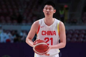 还是最稳的点！胡金秋半场5中5贡献12分&另抢4个前场板