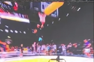 都不白来！库里现身重庆国博中心 为球迷展示单臂扣篮