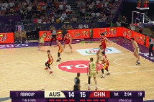 延续上场状态！胡明轩成功切球后投进追身三分打停澳大利亚