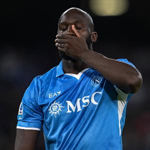 意媒：那不勒斯考虑因伤暂时不为卢卡库注册，霍伊伦是最热门替身