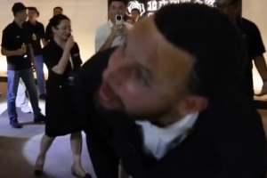 好多人啊~观看无人机表演之前球迷高呼MVP 库里探头偷瞄