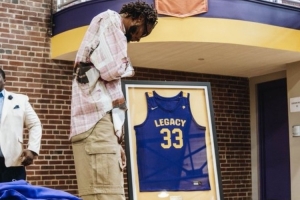 队史第四位得分破千的球员！ 克拉克斯顿高中33号球衣退役