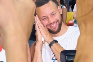 美女主持人晒库里经典动作：近距离亲眼看晚安安