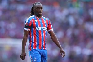 记者：热刺和水晶宫周三谈妥埃泽转会，但阿森纳下午介入完成截胡