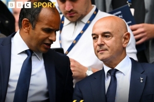 表达不满😠热刺球迷客战曼城比赛中高喊：我们要列维下课！