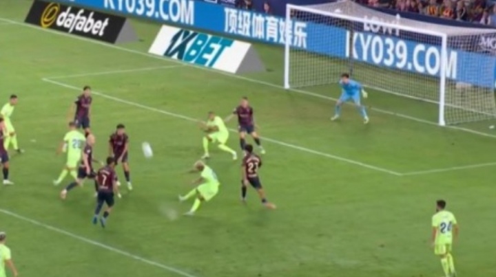 踢水球🤣亚马尔禁区撞墙后射门踢呲直奔边线，脚下溅起一滩水花