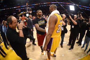 欧文发推：生日快乐科比！你的传奇永远存在在曼巴门徒心中