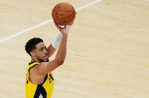 哈利伯顿谈恢复情况：距离完全穿鞋走路更接近了 一切进展顺利