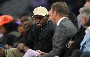 湖勇也只能签边缘球员！美记：今年休赛期自由市场热度已完全冷却