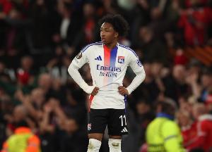 记者：马利克-福法纳今夏没找到理想下家，因此决定继续留在里昂