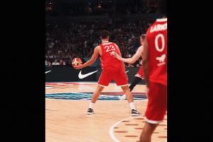 帅惨了！慢镜头看申京假传戏耍防守 脑后传球惊艳全场！