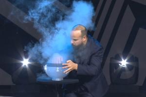 太抽象😂欧足联请来魔术师，在欧联抽签前上台把球都变没了