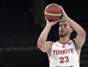 无所不能！申京28分钟9中8独得23分12板9助1断2帽 罚球10中7