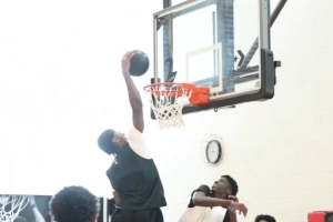 去你的篮球梦！亚历山大训练营上演精彩自抛自扣！