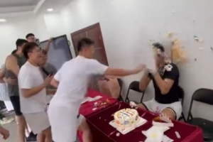 残暴😂广东全运男篮给焦泊乔庆祝生日 赵睿周鹏连续蛋糕暴击