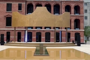 网友分享明日詹姆斯中国行上海站现场布置 已竖起巨大皇冠logo