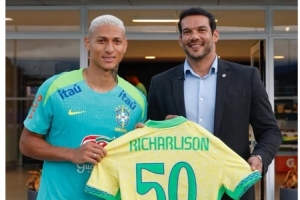 理查利森晒纪念球衣：为巴西出战50场比赛，还有更多历史等待书写